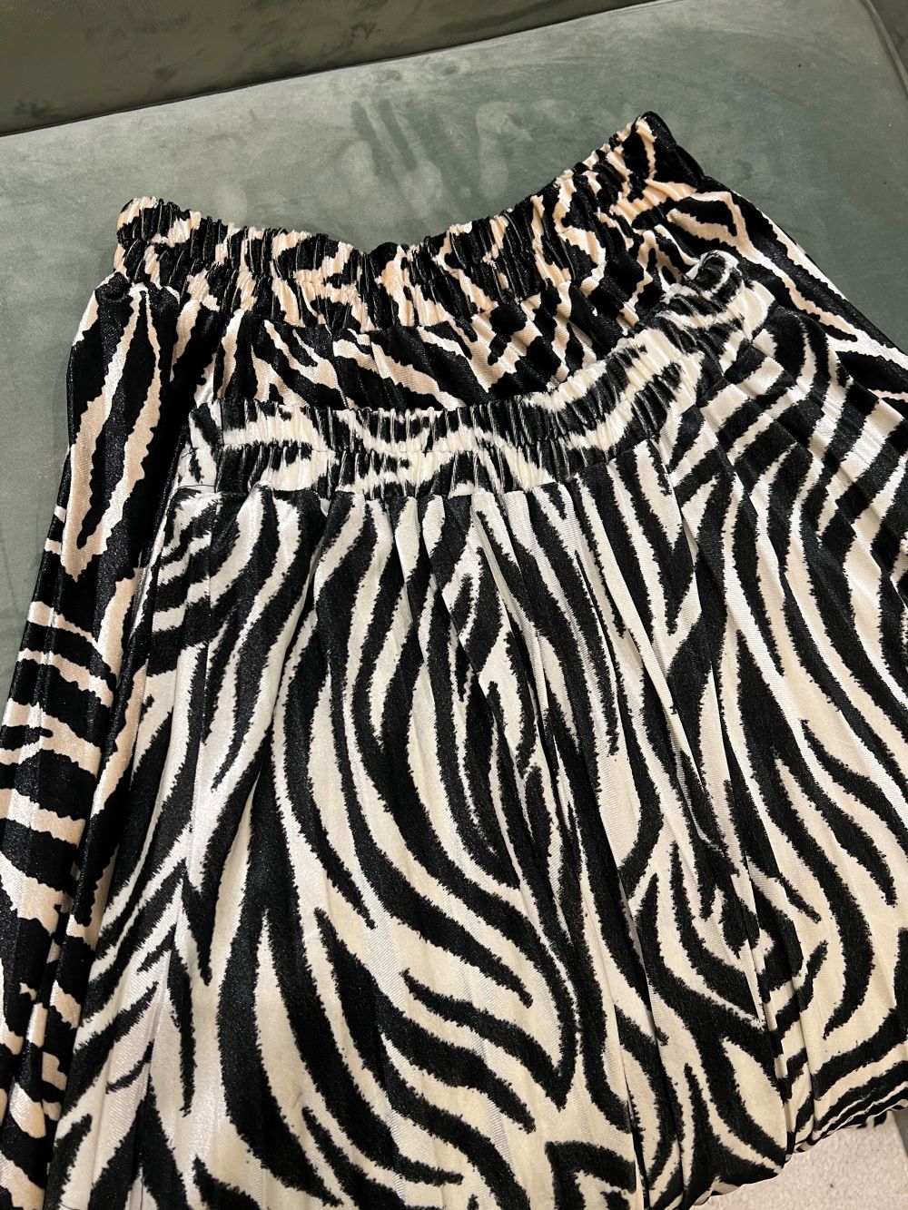 Velvet Pleated Skirt Zebra Two Shades