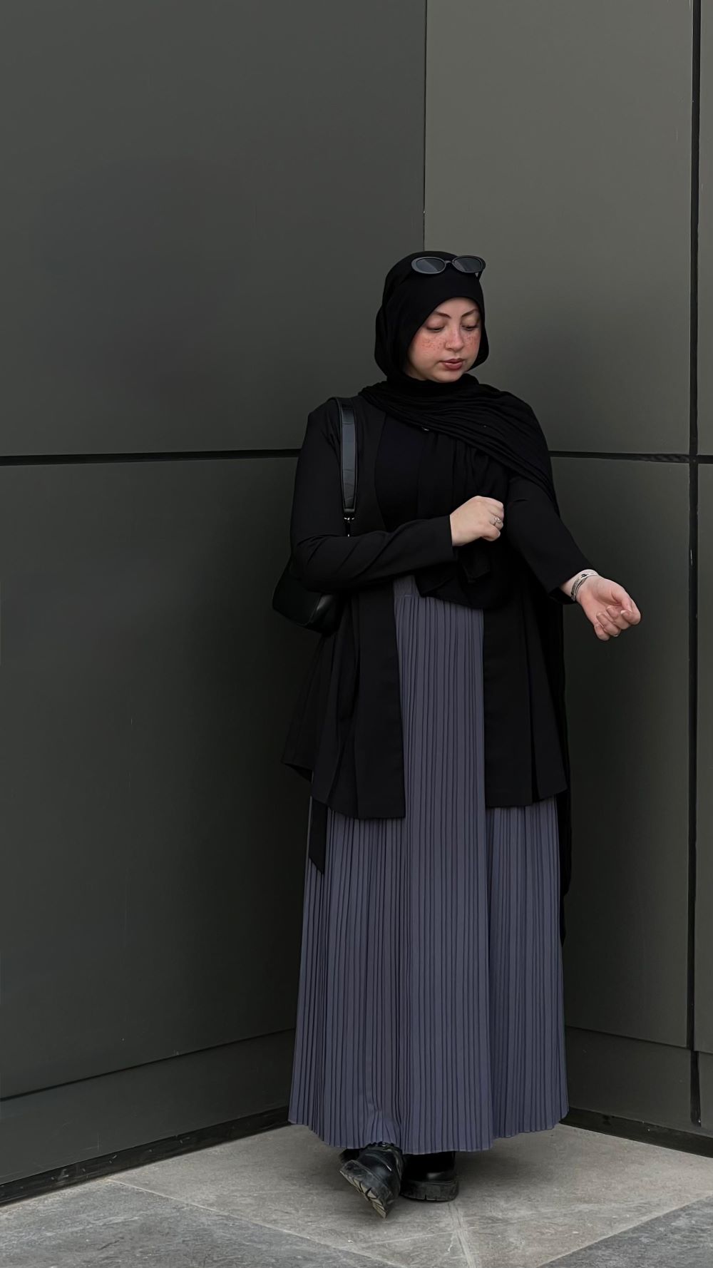 تنورة بليسيه مصنوعة من قماش الكريب المستورد (جراي غامق) - الصورة 3