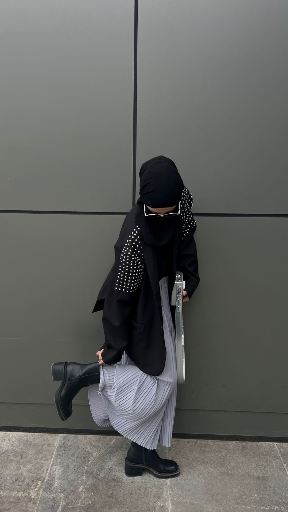 ⁦تنورة بليسيه مصنوعة من قماش الكريب المستورد (رمادي فاتح)⁩ - الصورة ⁦2⁩