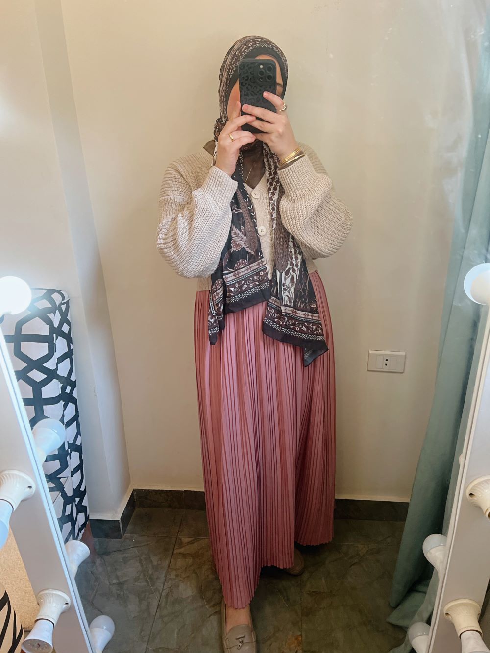 Pleated skirt made from imported crepe fabric (Cashmere) - Image 3