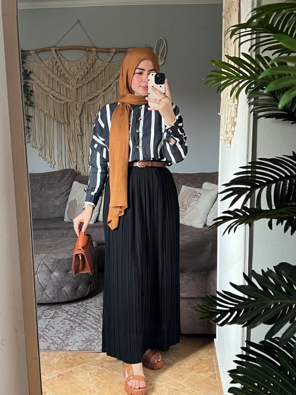 Pleated skirt made from imported crepe fabric (Black) - Image 3