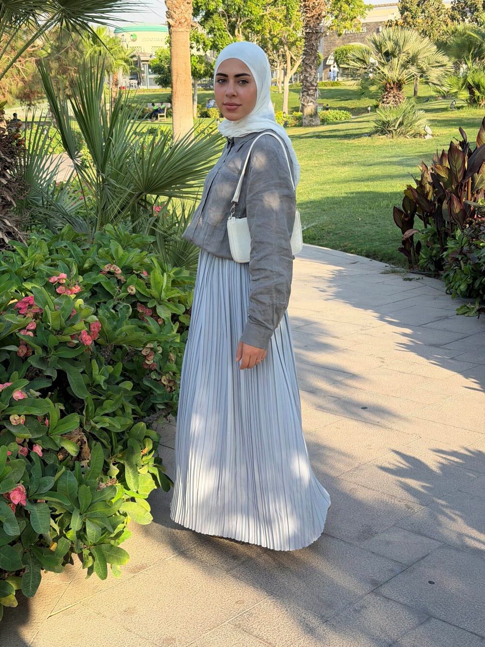 ⁦تنورة بليسيه مصنوعة من قماش الكريب المستورد (رمادي فاتح)⁩ - الصورة ⁦4⁩
