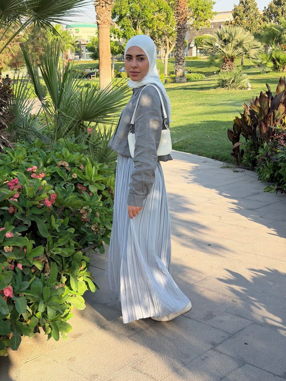 ⁦تنورة بليسيه مصنوعة من قماش الكريب المستورد (رمادي فاتح)⁩ - الصورة ⁦3⁩